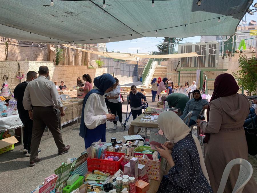 صور وفيديو : المئات في بازار البيارق المقدسية